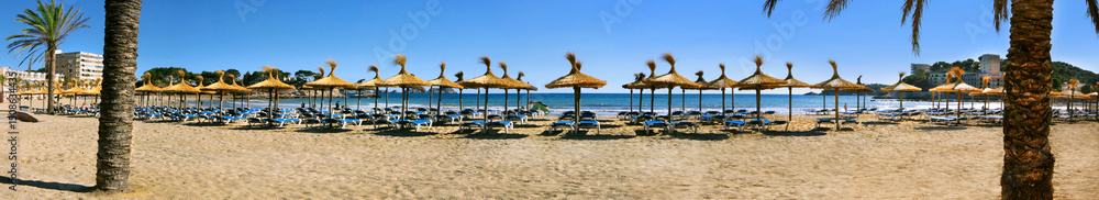 Fototapeta premium Paguera Sandstrand mit Sonnenschirme, Insel Mallorca, Spanien, Europa, Panorama 