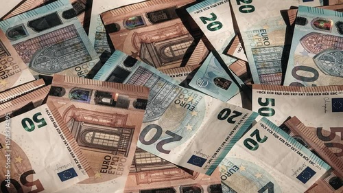 Des billets de 20 euros et de 50 euros avec déplacement latéral 