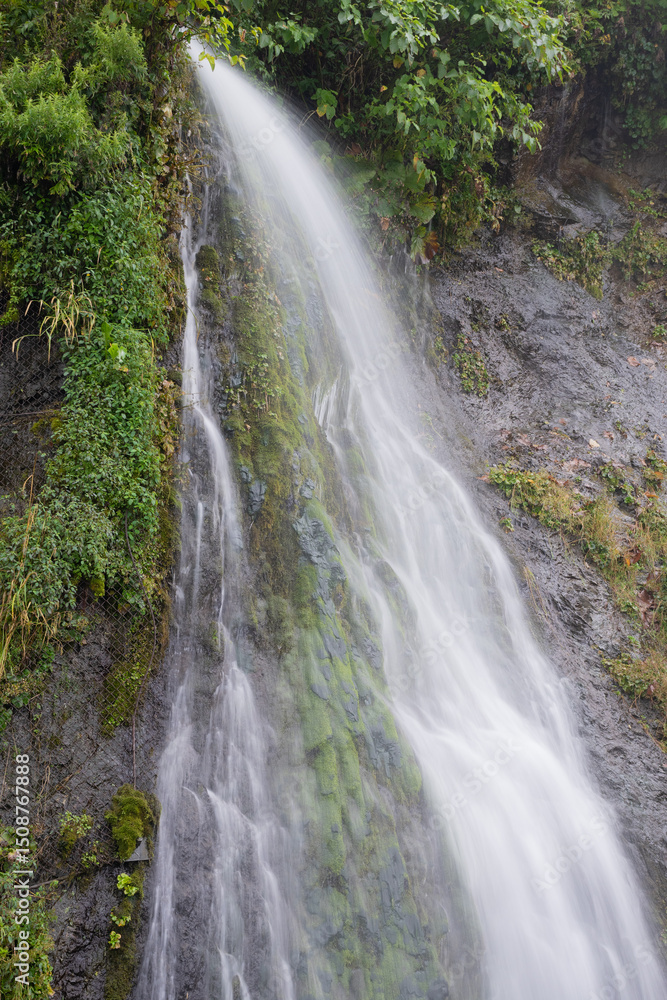 Fototapeta premium 岩肌を流れ落ちる滝 スローシャッター 
