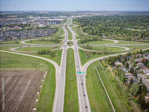 Foto Highway with a green grassy median and a sign that says P on it