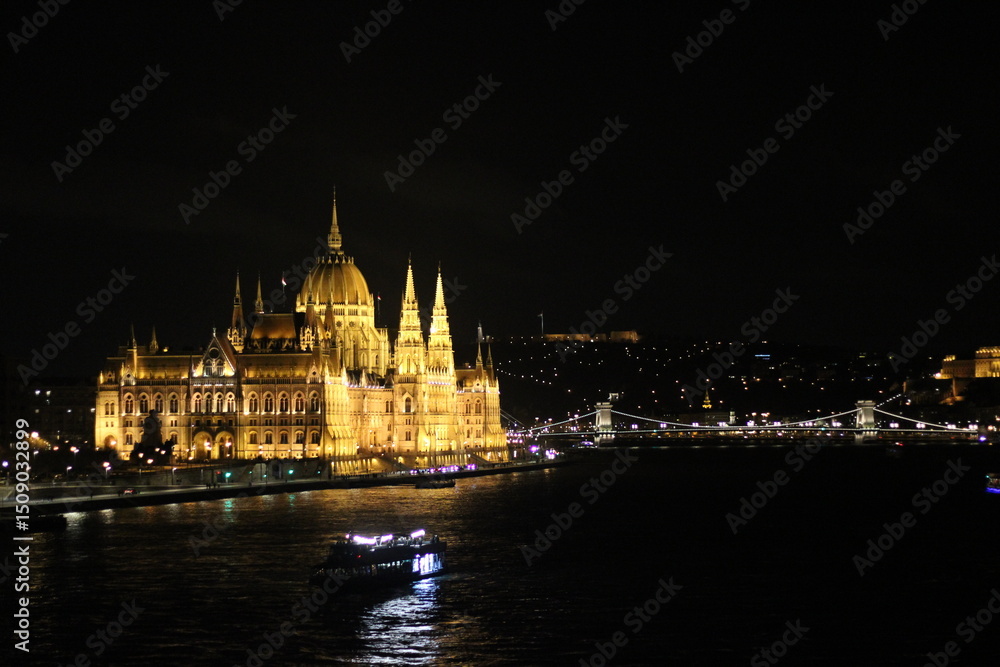 Obraz premium Stadtansicht von Budapest bei Nacht mit Stadtbeleuchtung, Budapest Parlament 