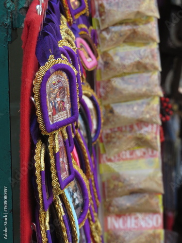 Venta de artículos religiosos en la calle. Venta de tradicional imagen del Señor de los Milagros en la ciudad de Lima, Perú.