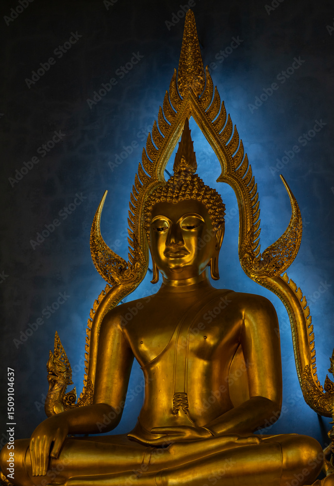 Fototapeta premium Wat Benchamabophit Dusitwanaram Temple Golden Buddha