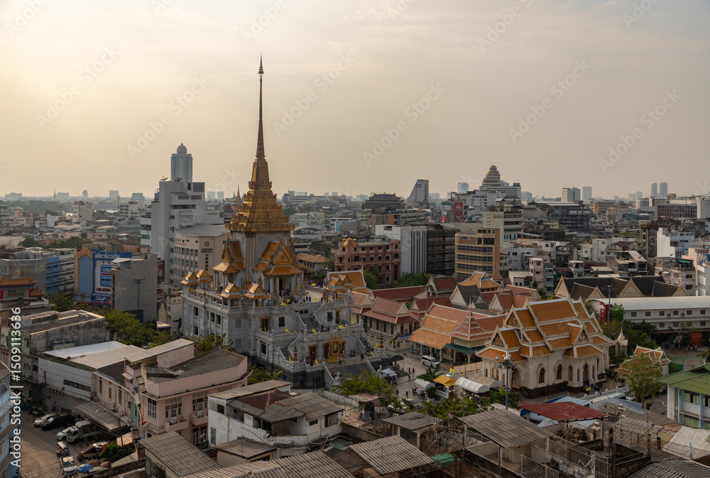 Fototapeta premium Wat Traimit Withayaram Worawihan Temple - Golden Buddha