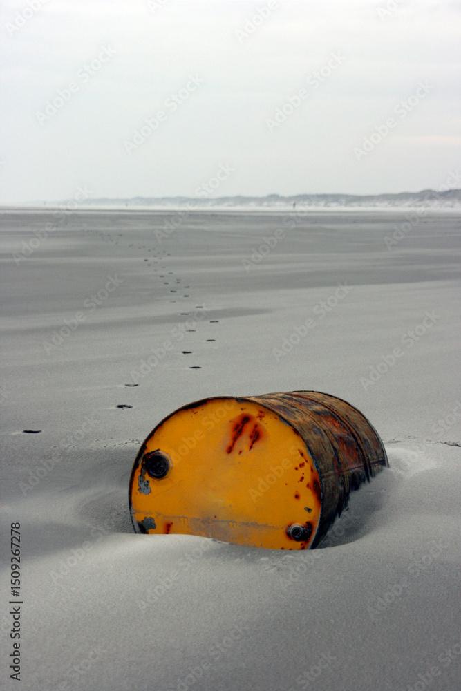 Obraz premium barrel on the beach