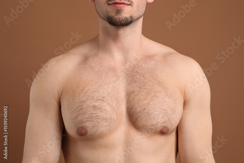 Φωτογραφία Young man with hairy chest on brown background, closeup