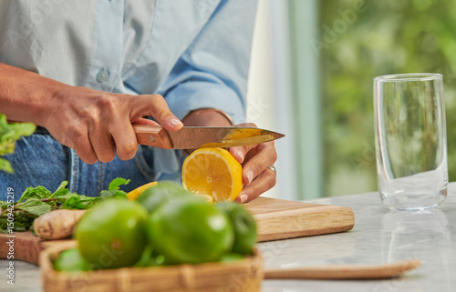 Wallpaper Mural Manos de mujer con camisa azul cortando limones  Torontodigital.ca