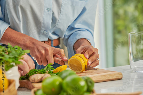 Wallpaper Mural Manos de mujer con camisa azul cortando limones  Torontodigital.ca