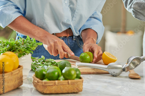 Wallpaper Mural Manos de mujer con camisa azul cortando limones  Torontodigital.ca