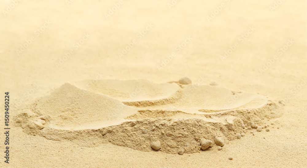 Obraz premium Yellow maca organic powder background and texture, side view 