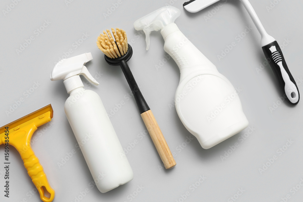 Naklejka premium Set of cleaning supplies on color background