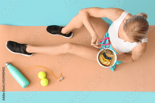Mature sporty woman with te...