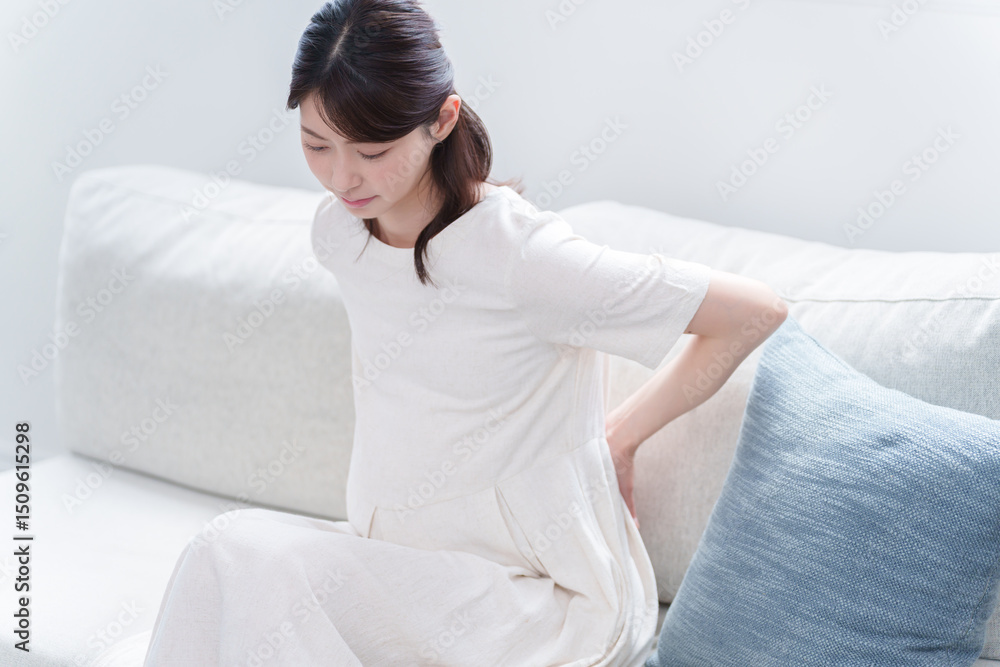 腰痛の若い妊婦 腰痛の若い妊婦