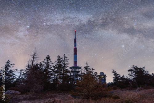 Foto Observatory under the Milky Way Galaxy at Night