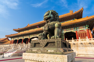 Fototapete Peking Bronzelöwe vor der Verbotenen Stadt  © zhengzaishanchu