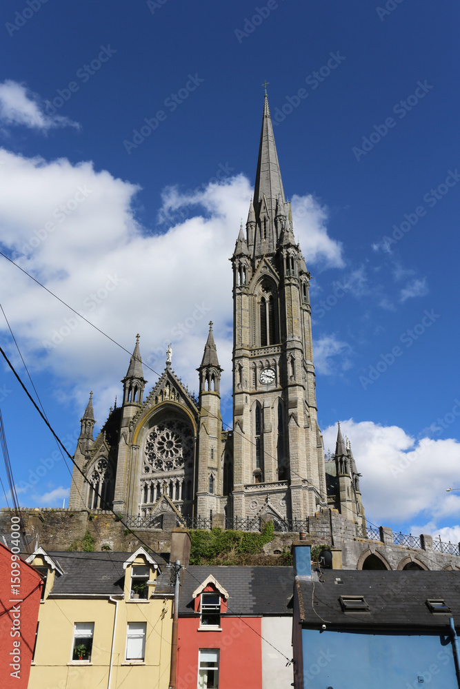 Obraz premium Allée de maisons colorées à Cobh en Irlande et vue sur la Cathédrale