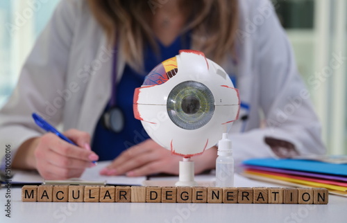 Fotografie This text provides an informative look at macular degeneration, featuring a mode