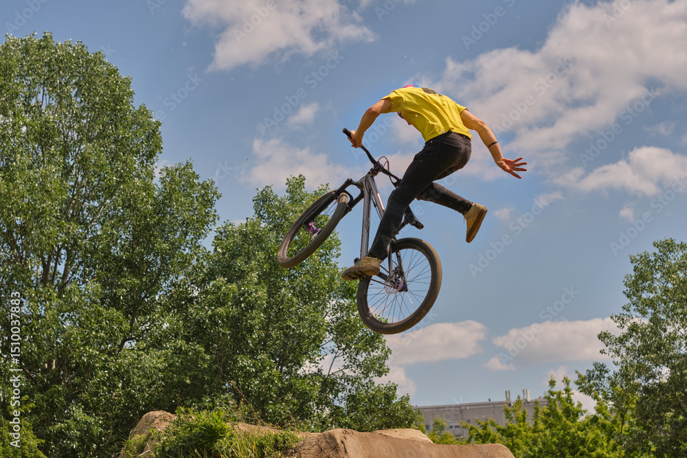 Obraz premium bike, bike jumping, extreme bike sport, Warsaw, boy jumping on bike in skyte park