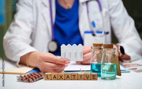 Fotografia A doctor examines laxatives and solutions, highlighting the importance of health