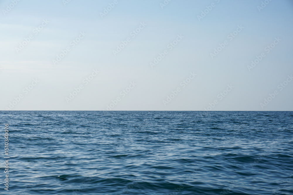 Obraz premium Blue ocean and clear sky