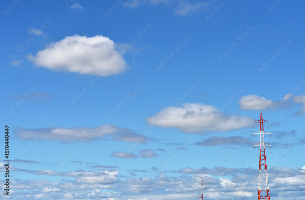 Obraz premium 青空にぽっかり浮かぶかわいらしい白い雲