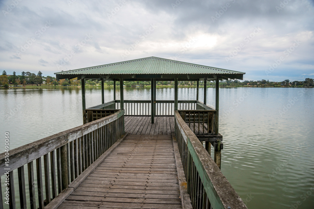 Naklejka premium Scenic Wooden Gazebo Overlooking a Serene Lake Monger View, Perth, Australia, 24 April 2020