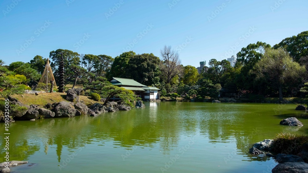 Obraz premium 日本、東京、清澄庭園、江東区、都立庭園、池、築山、名石、回遊式林泉庭園、東京都指定名勝、涼亭