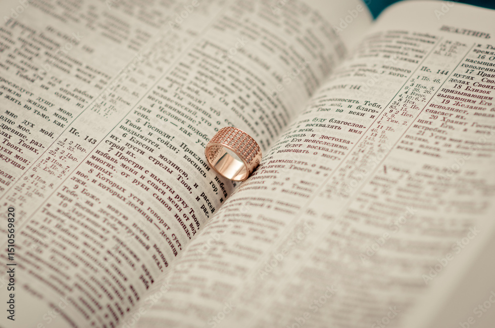 Fototapeta premium обручальное кольцо и библия