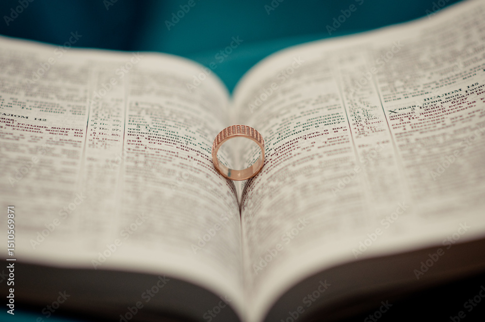 Fototapeta premium кольцо и библия