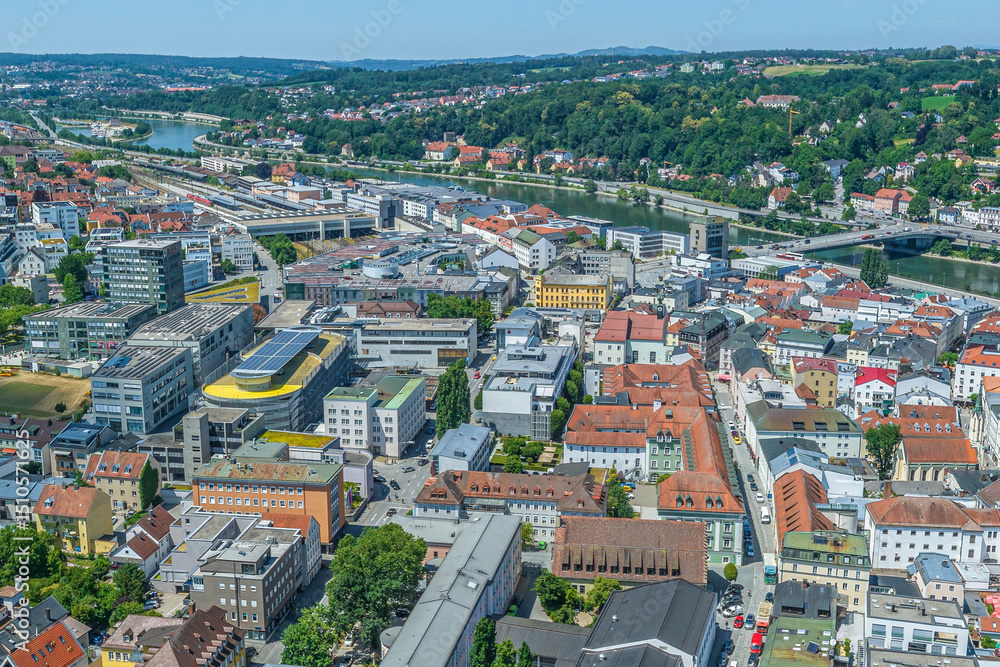 Fototapeta premium Das Stadtzentrum der Dreiflüssestadt Passau im Luftbild