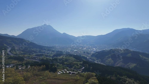 大分県由布市にある、湯布院の町と由布岳を撮影しました。