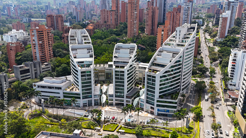 Foto aérea por el Poblado, en la Ciudad de Medellín, Colombia, cerca a la MIlla de Oro., en la que se observa a San Fernando Plaza