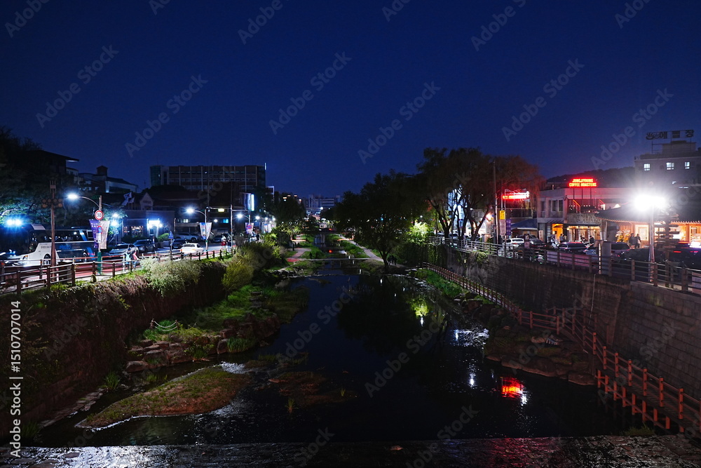 Obraz premium Suwon River in Gyeonggi-do, South Korea - 韓国 京畿道 水原 水原華城 華虹門