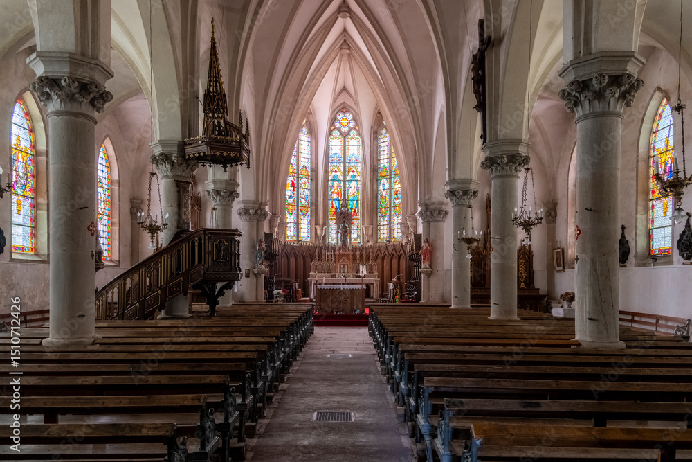 Fototapeta premium Intérieur d'une ancienne église catholique dans les Vosges au Girmont Val d'Ajol