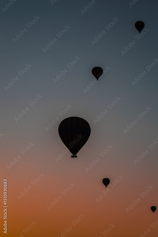 Obraz premium Hot air balloons floating in the sunrise sky with gradient colors 
