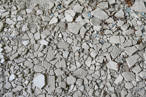 grauer Bauschutt in kleinen Brocken flächendeckend