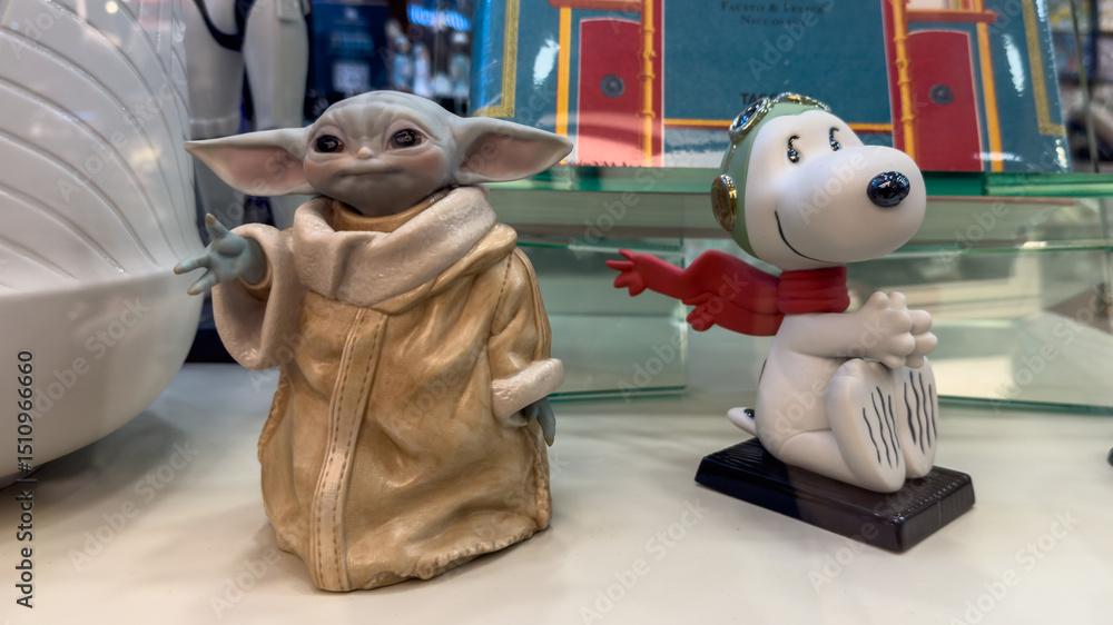 Naklejka premium Guayaquil, Ecuador – May 17, 2025: Decorative figures of Grogu (Baby Yoda) and Snoopy on display at a gift shop. Editorial use only.