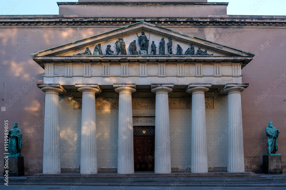Obraz premium View of Vor Frue Kirke (Church of Our Lady) entrance, flanked by bronze statues of Moses and David, Denmark’s national cathedral and home to Thorvaldsen’s sculptures.