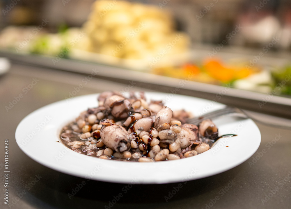 Obraz premium Delicious Pulpo y alubias at food court in Barcelona during spring season