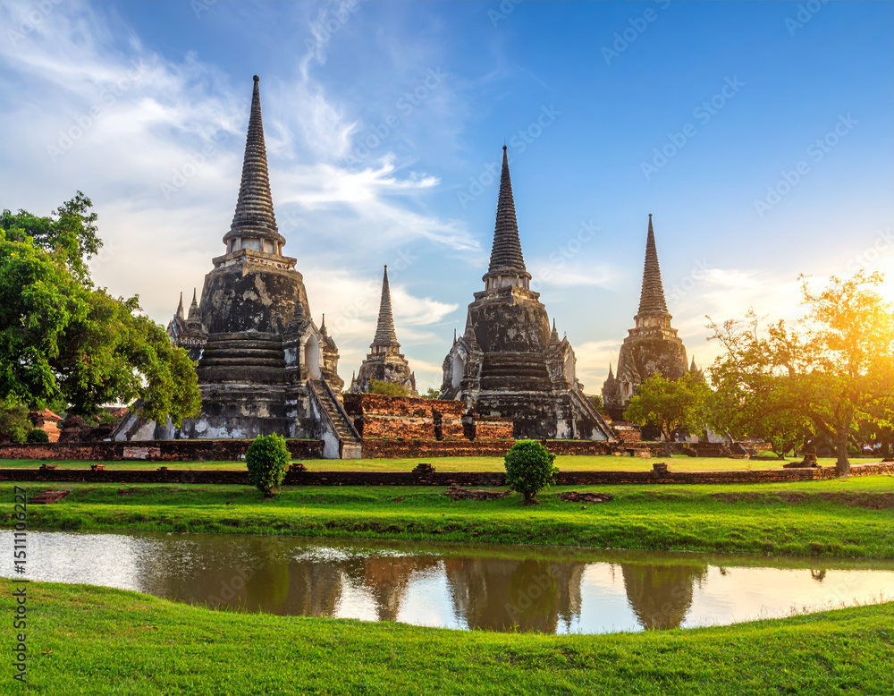 Obraz premium Grandeur of ancient temples in Thailand