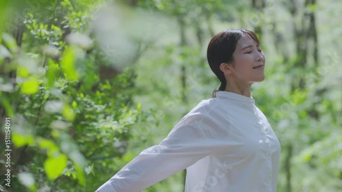 自然の中で森林浴を楽しむ日本人女性