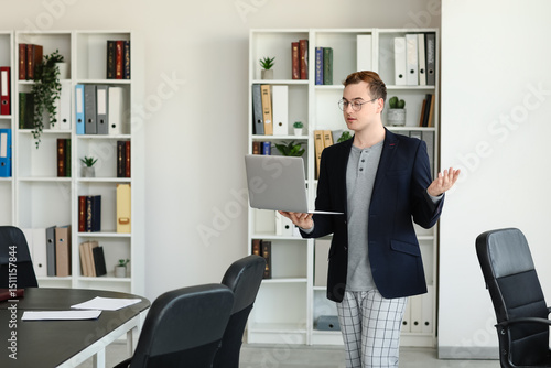 Young businessman with lapt...