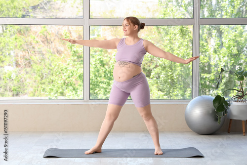 Sporty pregnant woman train...