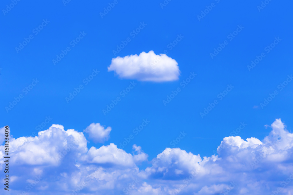 Fototapeta premium 青空と白い雲センタースペース