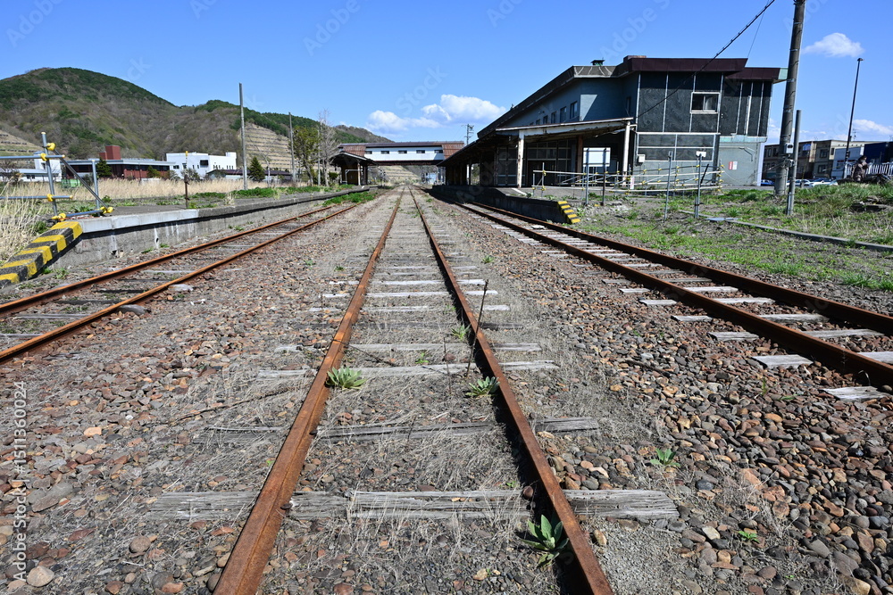 Fototapeta premium 錆びたレールが伸びる廃線駅構内