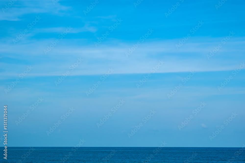 Obraz premium Nature of the ocean and blue sky Summer with sunshine, sandy beaches, clear blue waters sparkling against the blue sky. on an island with good ecology and environment Background for summer vacation