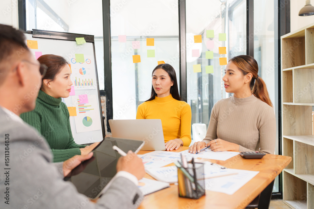 Obraz premium Group of Asian business people working together in an office
