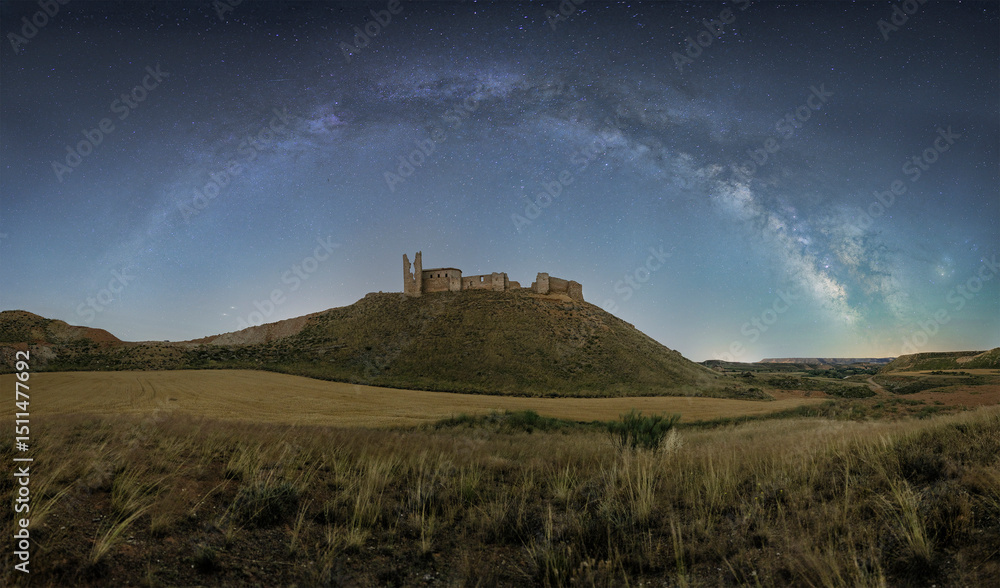 Panorámica arco de la vía láctea detrás de castillo en la noche Panorámica arco de la vía láctea detrás de castillo en la noche