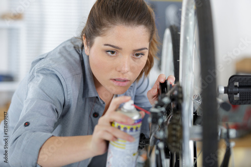 cleaning and oiling a bicycle chain and gear with oil