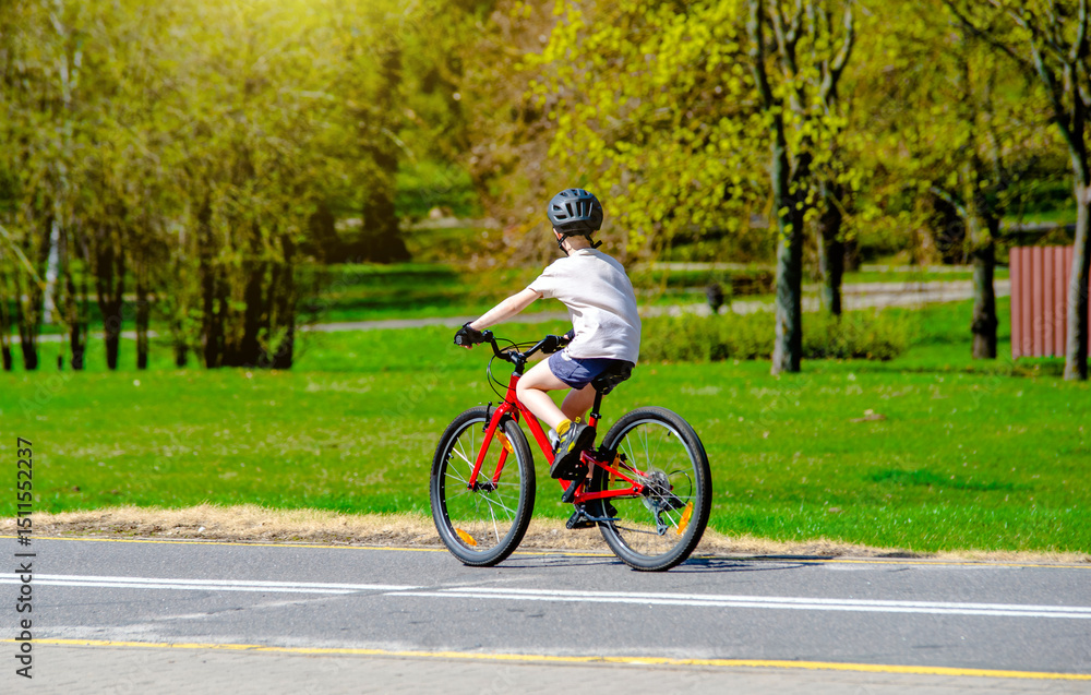 Obraz premium Cyclist ride on the bike path in the city Park 